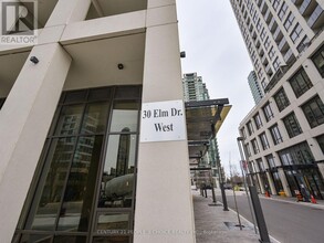 30-1030 Elm Dr W in Mississauga, ON - Building Photo - Building Photo