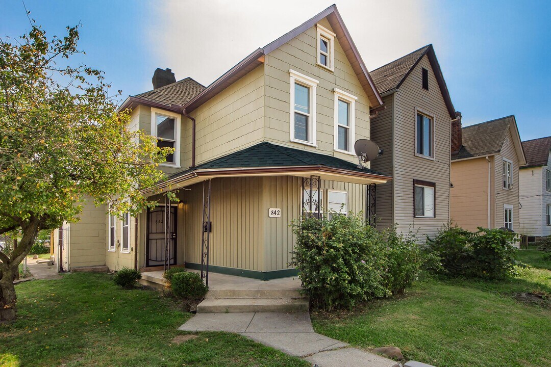 842 St Clair Ave in Columbus, OH - Building Photo