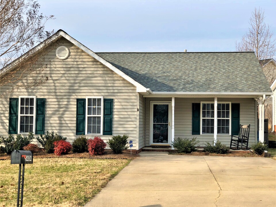 5404 Whitley Way in Greensboro, NC - Foto de edificio