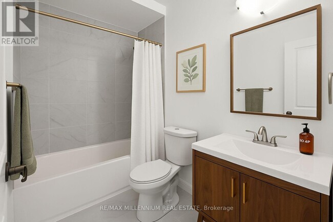 221 Melvin Ave in Hamilton, ON - Building Photo - Building Photo