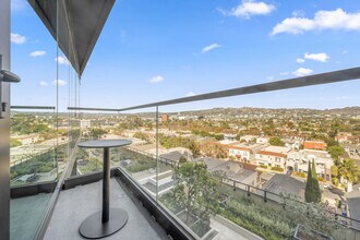 6401 Wilshire Blvd in Los Angeles, CA - Building Photo - Building Photo