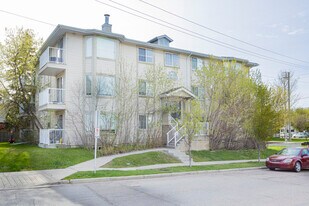 Clark Avenue Place in Okotoks, AB - Building Photo