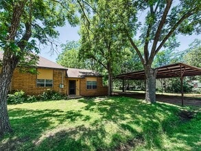 102 Besch Wilburn Ln in Glidden, TX - Foto de edificio - Building Photo