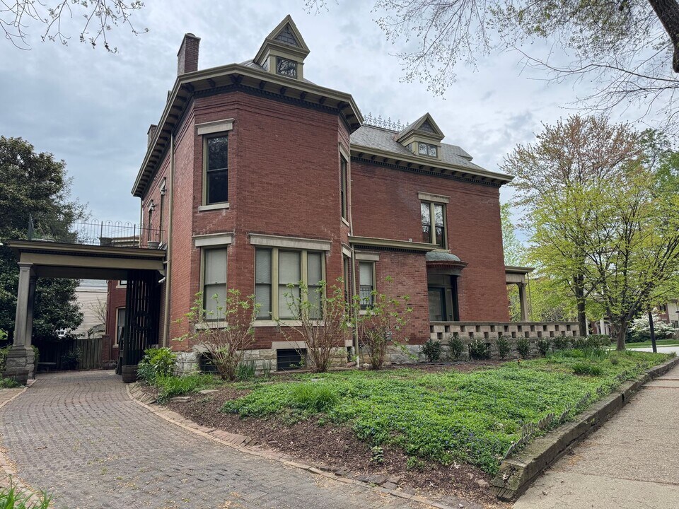 2101 Cherokee Pkwy in Louisville, KY - Building Photo