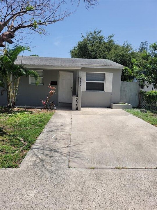 217 SW 2nd Pl in Dania Beach, FL - Building Photo