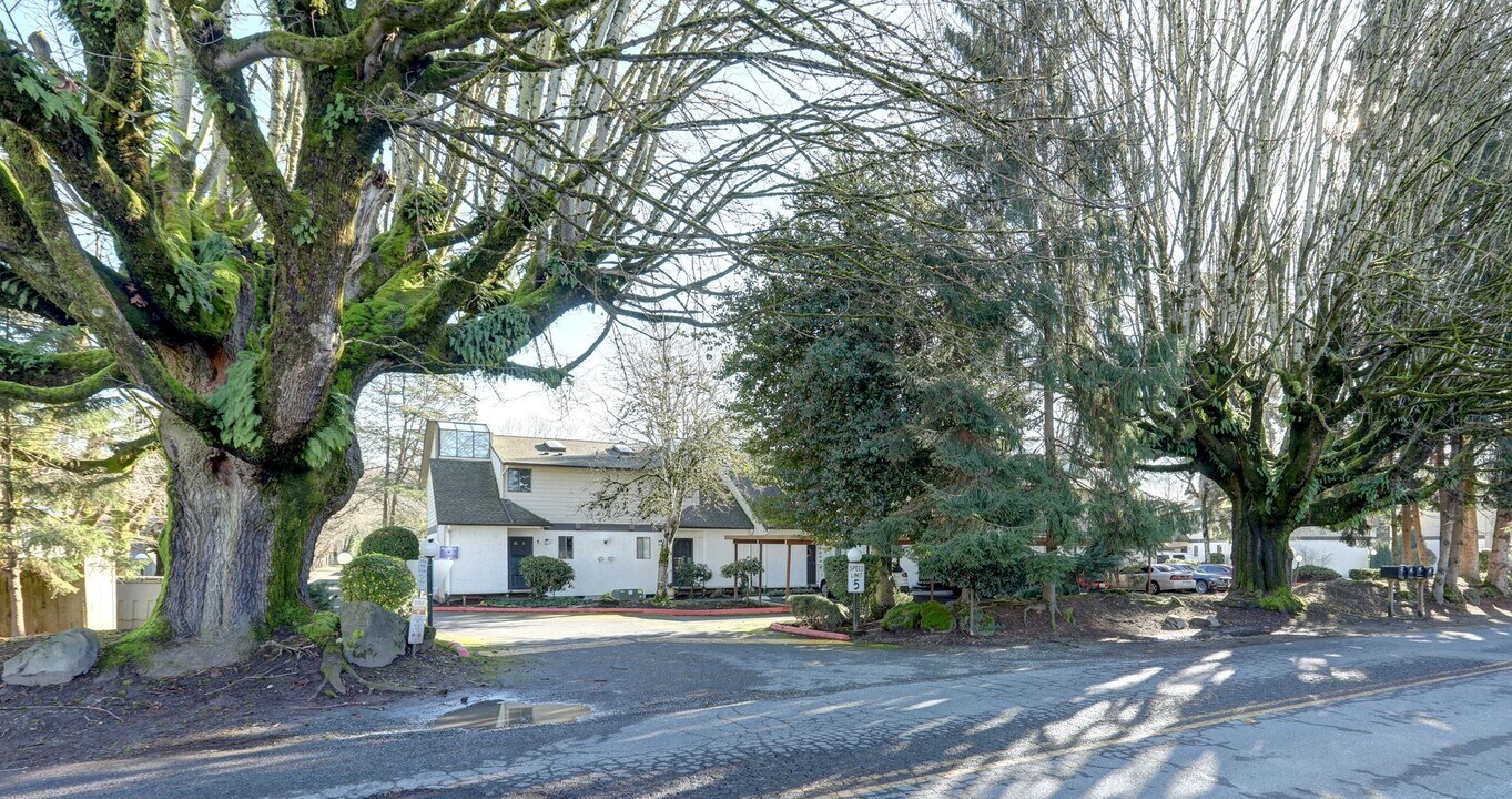 1802 Maple Ln in Kent, WA - Building Photo