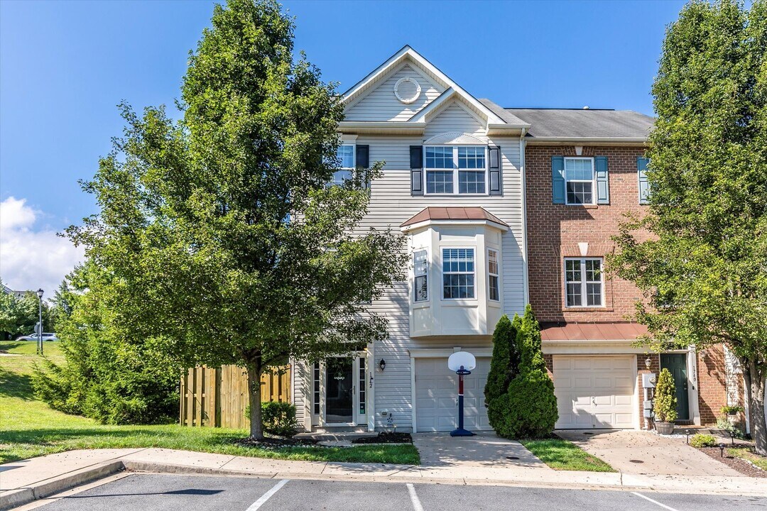 1742 Trestle St in Mount Airy, MD - Building Photo