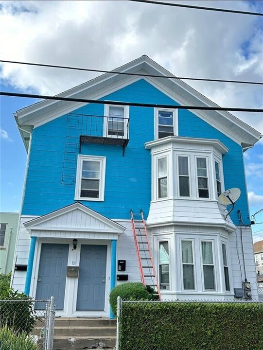 101 Centre St in Pawtucket, RI - Building Photo