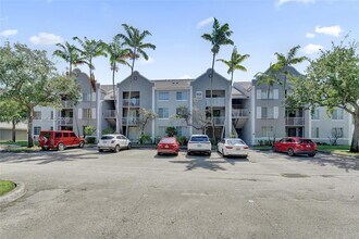 631 SW 111th Ln in Pembroke Pines, FL - Foto de edificio - Building Photo