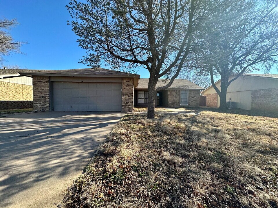 504 N Englewood Ave in Lubbock, TX - Foto de edificio