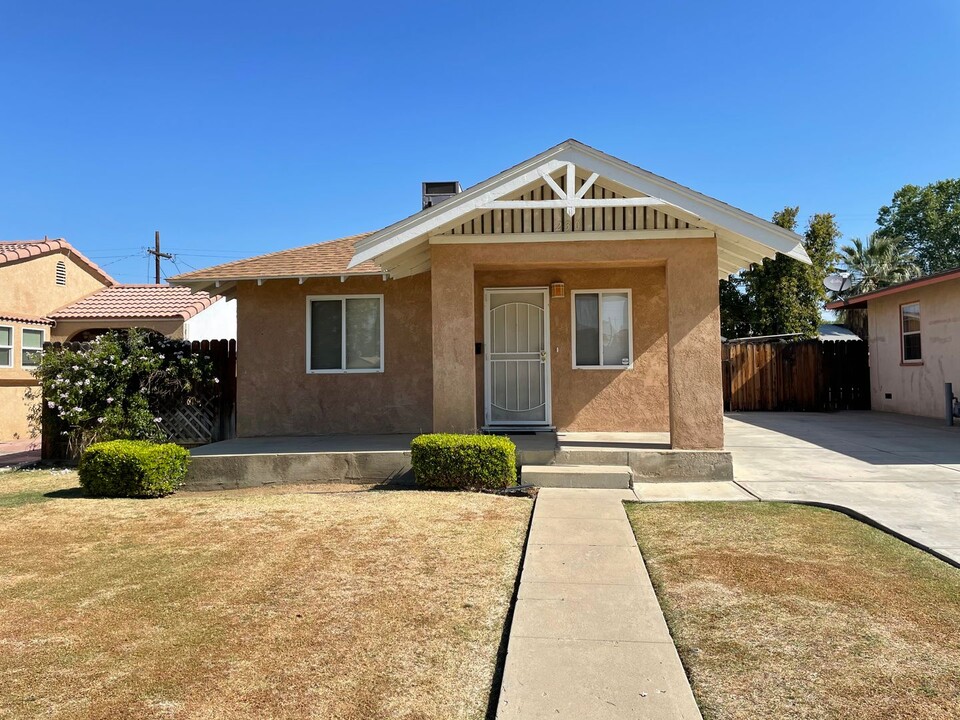 230 Francis St in Bakersfield, CA - Building Photo