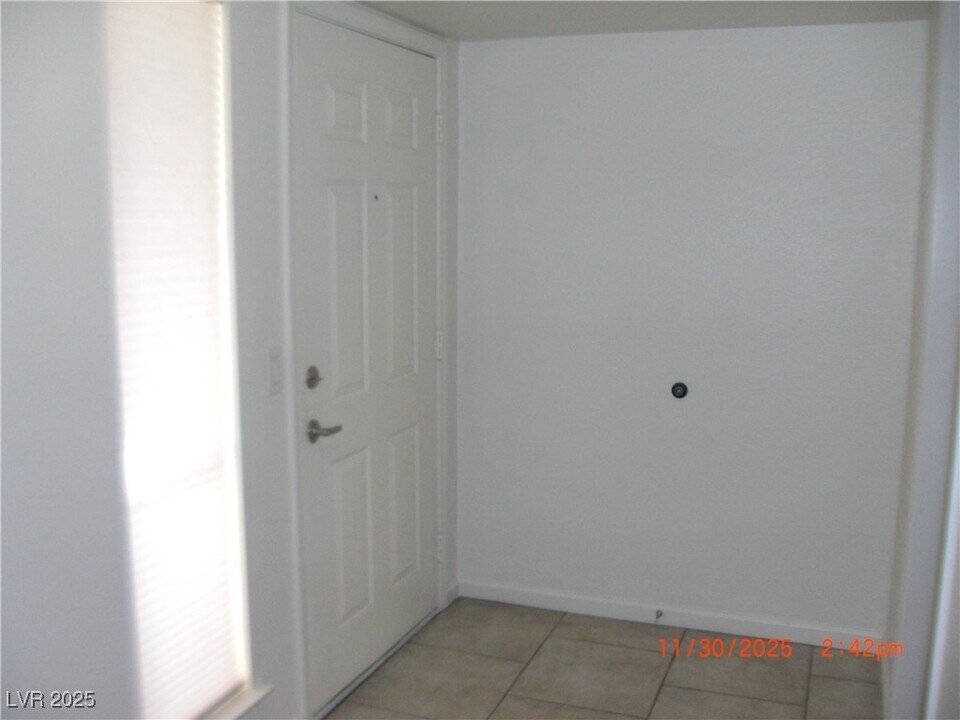 698 Oakmont Ave in Las Vegas, NV - Building Photo