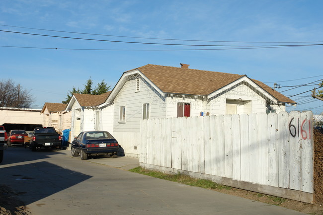 61 N Pearl St in Salinas, CA - Foto de edificio - Building Photo