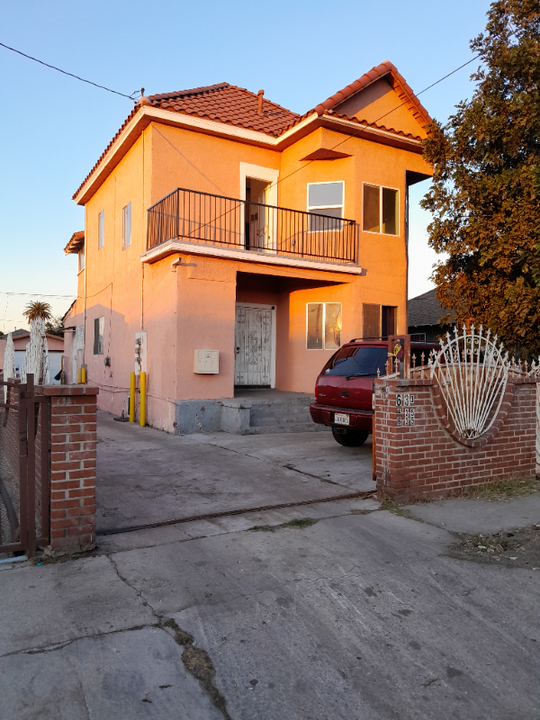 635 W 53rd St in Los Angeles, CA - Building Photo