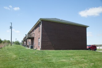 104 Landon Dr in Irvington, KY - Foto de edificio - Building Photo