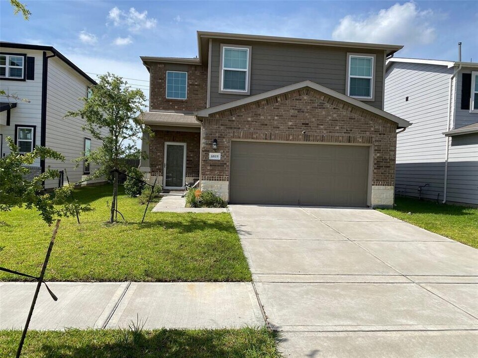 6819 Forbes Run Dr in Houston, TX - Building Photo