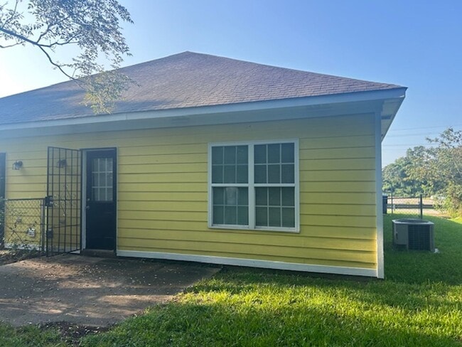 property at 806 N Railroad St