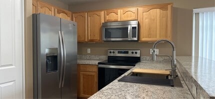 215 Pioneer Dr in Silverton, OR - Building Photo - Building Photo