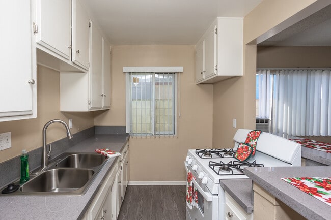 Alondra Palm LLC in Norwalk, CA - Building Photo - Interior Photo