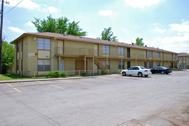 Carpenters Cove Apartments in Dallas, TX - Building Photo - Building Photo