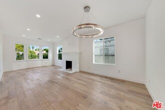 533 Huntley Dr in West Hollywood, CA - Building Photo - Building Photo