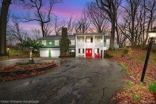 6103 Park Lake Rd in East Lansing, MI - Building Photo