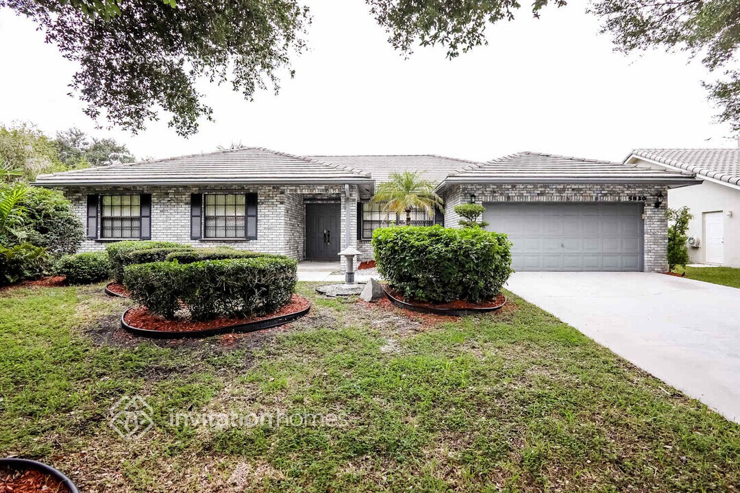 5830 NW 40th Ln in Coconut Creek, FL - Foto de edificio
