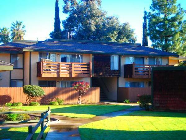 Creekside Apartments in Fresno, CA - Building Photo - Building Photo