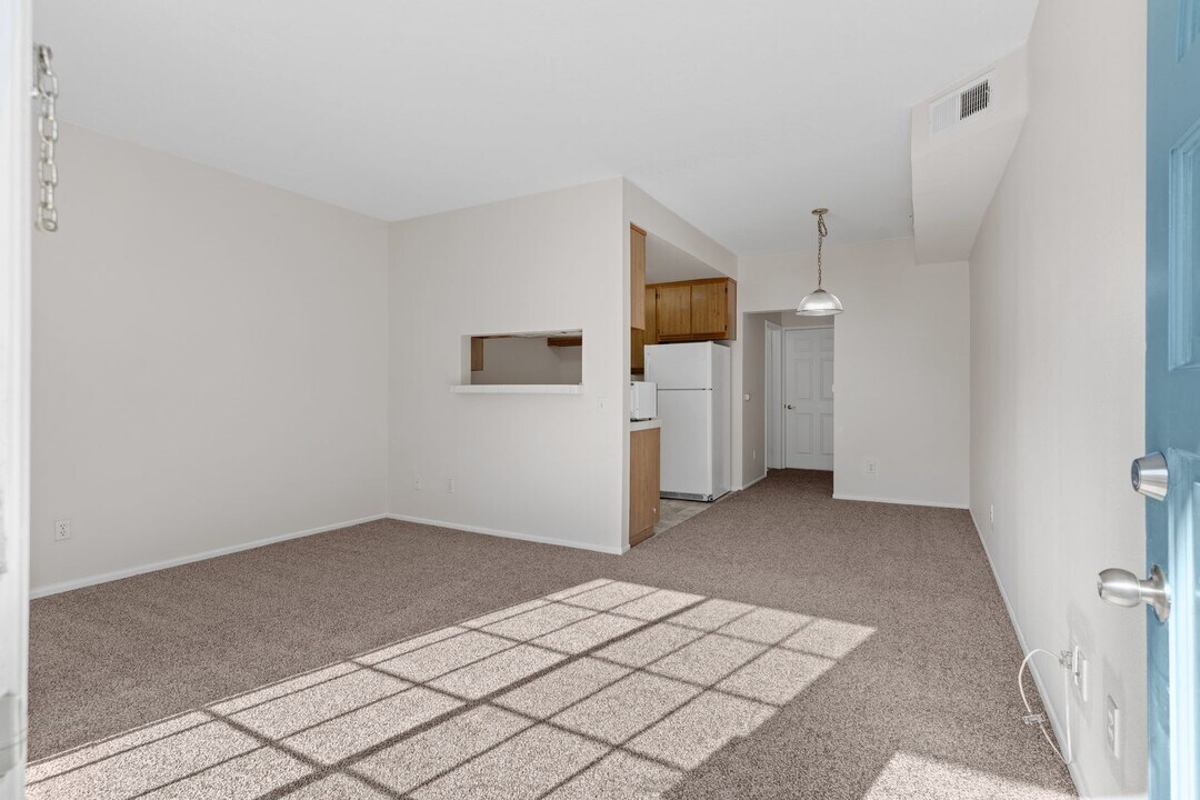 3485 Linden Ave, Unit 305 in Long Beach, CA - Building Photo