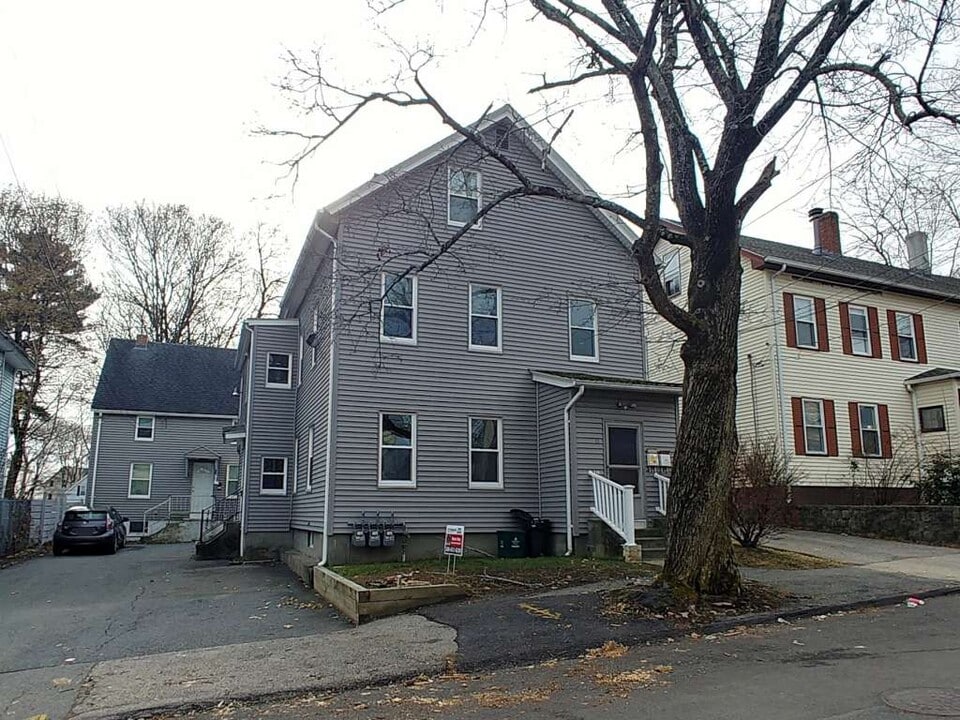 11 Falmouth St, Unit 3 in Worcester, MA - Foto de edificio