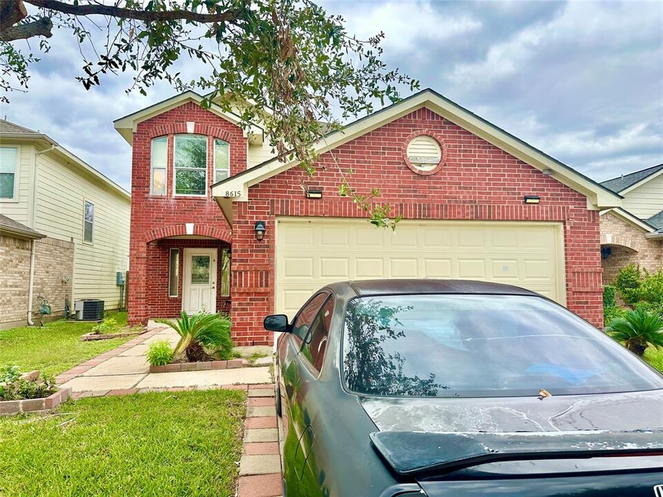 8615 Valley Crest Ln in Houston, TX - Building Photo