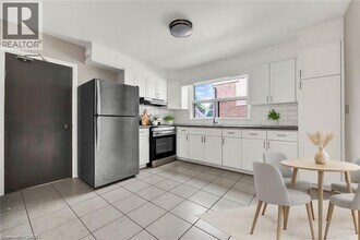 102 Sydney St N in Kitchener, ON - Building Photo - Building Photo