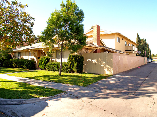 107 S Delano St in Anaheim, CA - Building Photo - Building Photo