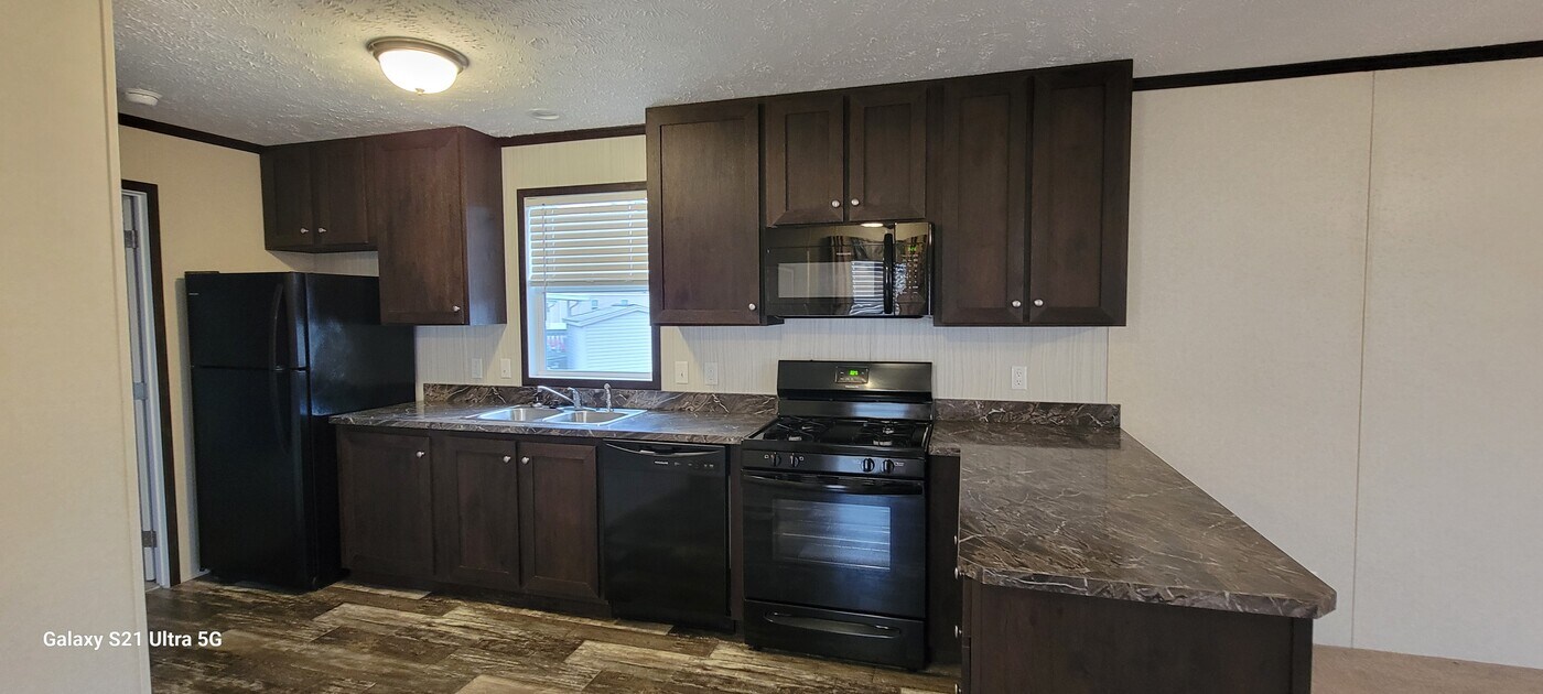 45 Armstrong Ave in Flushing, MI - Building Photo