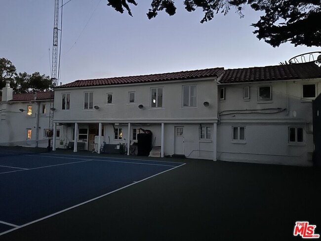 311 Amalfi Dr in Santa Monica, CA - Building Photo - Building Photo