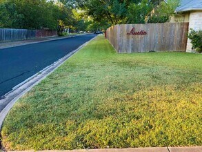 925 Peggotty Pl in Austin, TX - Foto de edificio - Building Photo