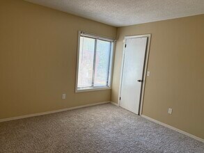 20 Woodsedge Dr in Newington, CT - Building Photo - Building Photo