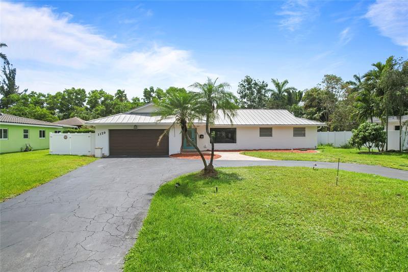 1120 E Tropical Way in Plantation, FL - Building Photo