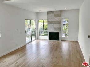 301 S Swall Dr-Unit -201 in Los Angeles, CA - Foto de edificio - Building Photo