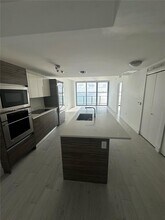 460 NE 28th St, Unit 1906 in Miami, FL - Foto de edificio - Building Photo