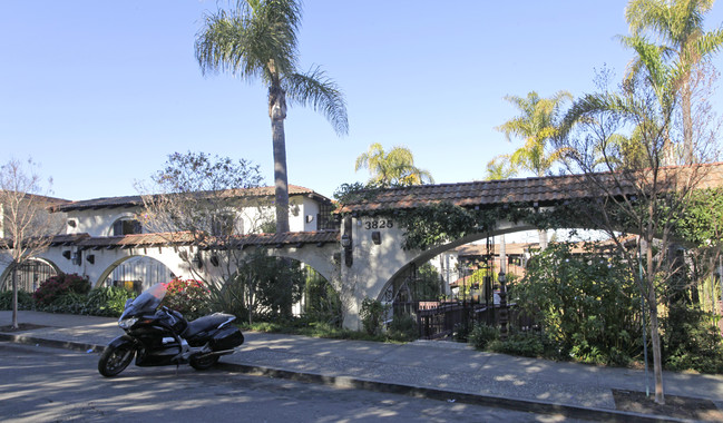 Villa Del Lago in Oakland, CA - Foto de edificio - Building Photo