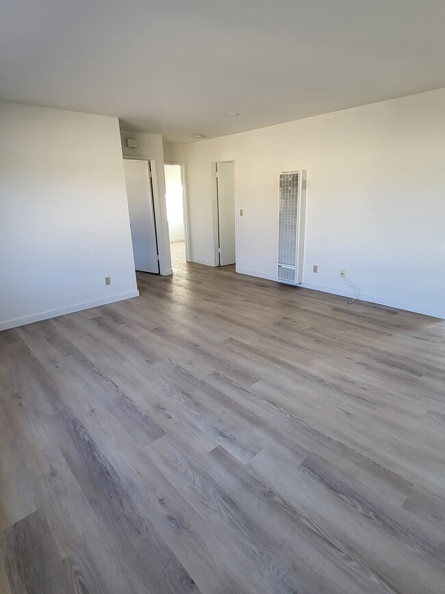 16307 Gramercy Pl, Unit 2 in Gardena, CA - Foto de edificio - Building Photo