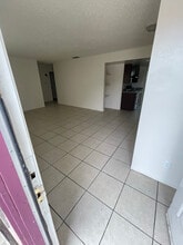 429 S Backer Ave, Unit 204 in Fresno, CA - Foto de edificio - Building Photo