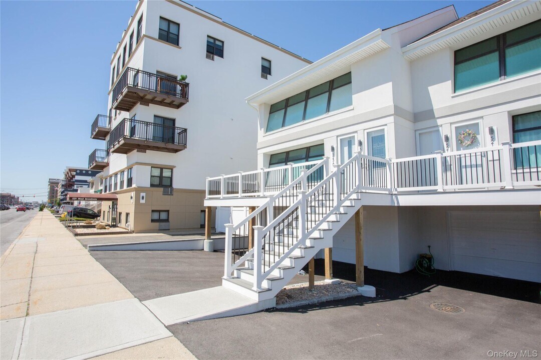 521 W Broadway in Long Beach, NY - Building Photo