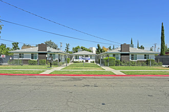 Shaw Avenue Apartments in Fresno, CA - Building Photo - Building Photo