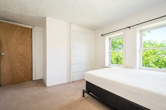 1004 College Ave in Morgantown, WV - Foto de edificio - Building Photo