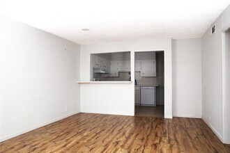 5323 Fleetwood Oaks Ave, Unit 156 in Dallas, TX - Foto de edificio - Building Photo