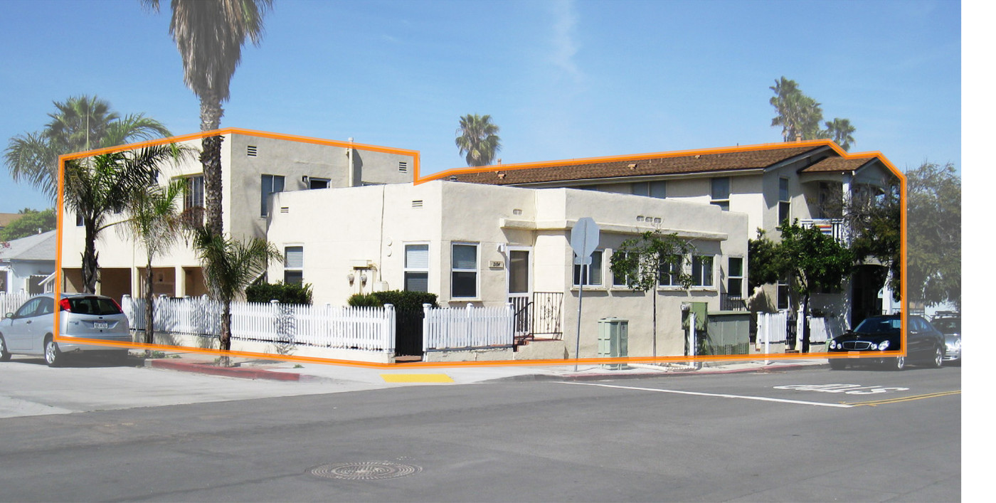 2104-2106 Abbott St in San Diego, CA - Building Photo