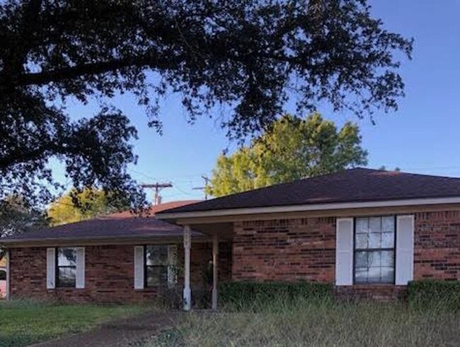 608 Crestwood Dr in Hewitt, TX - Building Photo - Building Photo