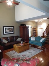 2436 Surrey Dr in Lawrence, KS - Foto de edificio - Building Photo
